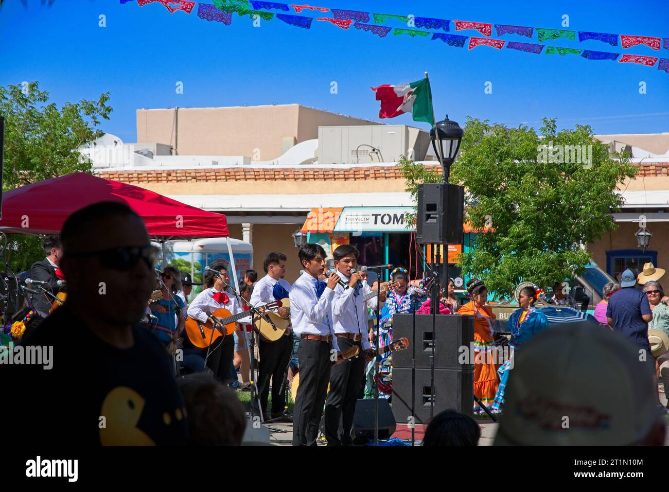 Mesilla, NEW Mexico USA — 6 maggio 2023: Esibizione musicale Mariachi al Cinco de Mayo per festeggiare il fine settimana nella piazza della città Foto Stock