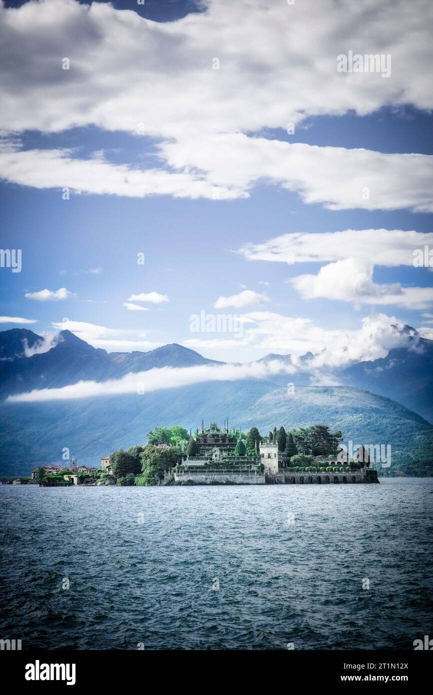 Isola Bella spicca nel Lago Maggiore nella parte anteriore delle Alpi, Lombardia, Italia. Foto Stock