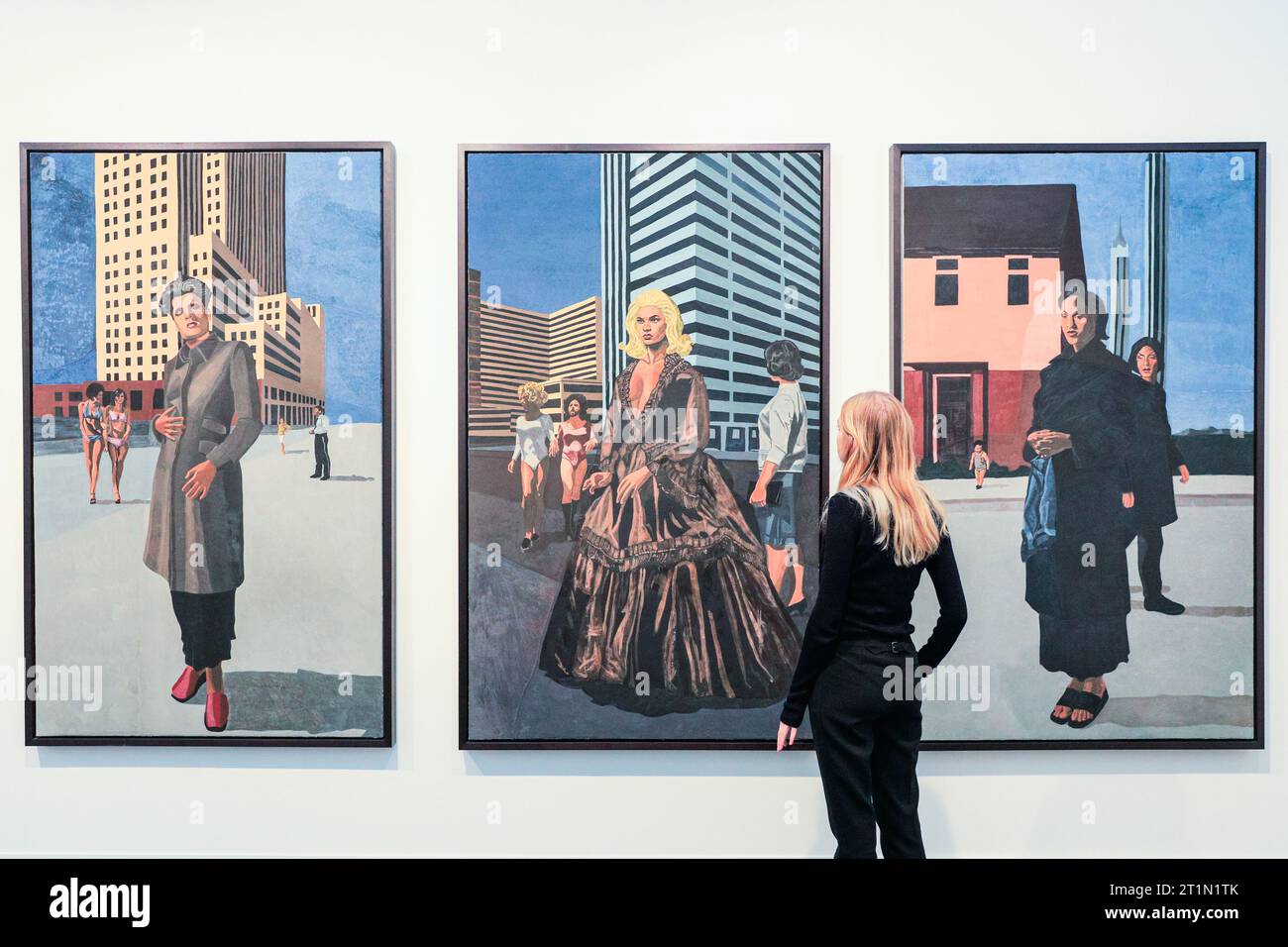 Londra, Regno Unito. 14 ottobre 2023. Un rappresentante della galleria con Hannah Quinland e Rosie Hastings, "Shopper with Skyscraper on a Busy Day", "Figure in Gown with Friends and Onlooker" e "Figures on the Street with Child", tutti e 2023, presso lo spazio Arcadia Missa Gallery. Frieze London, una delle fiere d'arte contemporanea più influenti, continua ad attrarre visitatori e acquirenti d'arte. L'edizione 2023 segna il 20° anniversario di Frieze London. Si svolge il 11-15 ottobre 2023 nel Regent's Park. Crediti: Imageplotter/Alamy Live News Foto Stock