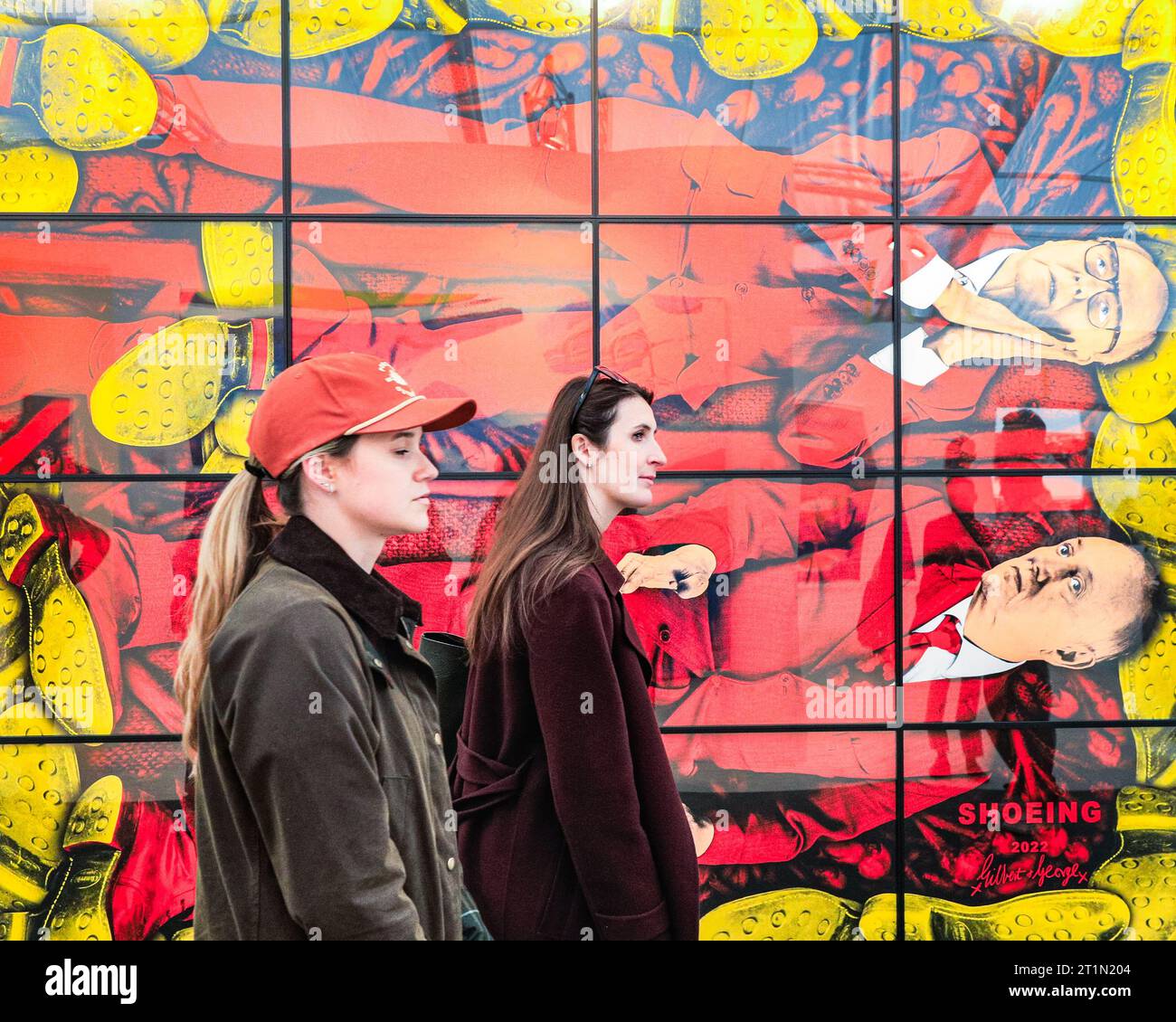 Londra, Regno Unito. 14 ottobre 2023. Visitatori con "Shoeing" di Gilbert & George, 2022, presso lo spazio White Cube Gallery. Frieze London, una delle fiere d'arte contemporanea più influenti, continua ad attrarre visitatori e acquirenti d'arte. L'edizione 2023 segna il 20° anniversario di Frieze London. Si svolge il 11-15 ottobre 2023 nel Regent's Park. Crediti: Imageplotter/Alamy Live News Foto Stock