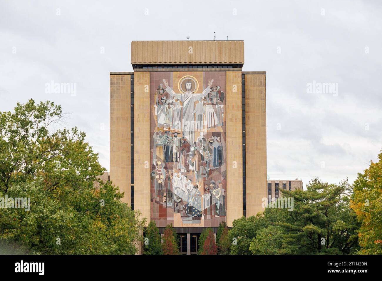 South Bend, Indiana, USA. 14 ottobre 2023. Una vista generale della biblioteca di Hesburgh prima dell'azione di gioco di football NCAA tra gli USC Trojans e la Notre Dame Fighting Irish al Notre Dame Stadium di South Bend, Indiana. John Mersits/CSM/Alamy Live News Foto Stock