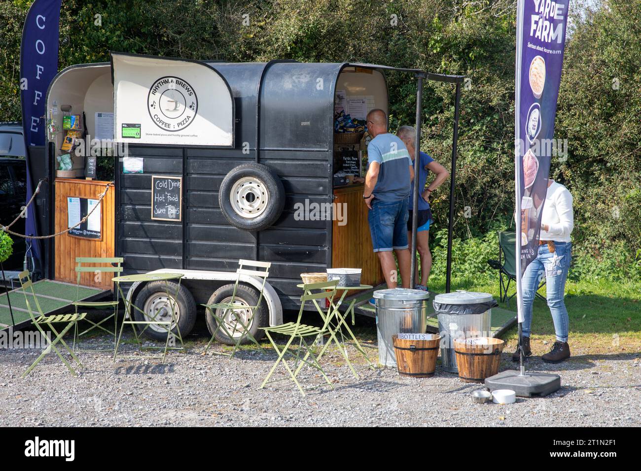 Parcheggio Hound Tor Dartmoor, persone che acquistano cibo e caffè dal food cart convertito in cassetta dei cavalli, Devon, Inghilterra, Regno Unito, 2023 Foto Stock