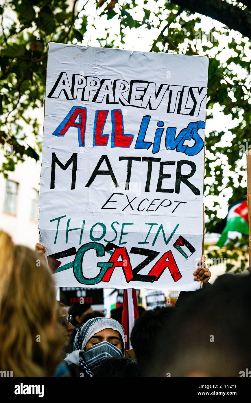 Londra, Regno Unito - 14 ottobre 2023: marcia pro-Palestina nel centro di Londra in solidarietà con i palestinesi. Foto Stock