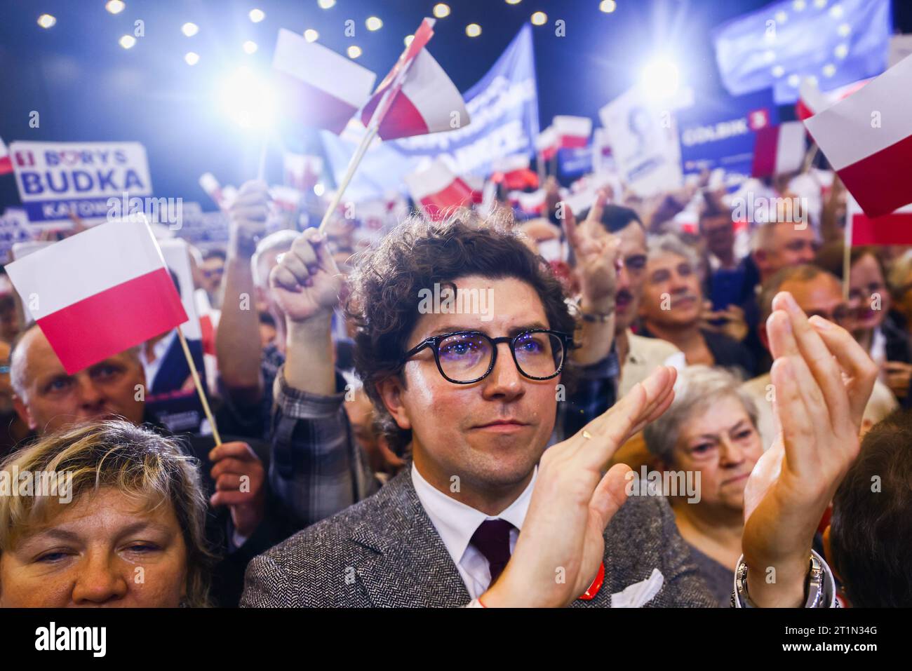 Katowice, Polonia. 12 ottobre 2023. I sostenitori partecipano alla convention elettorale di Donald Tusk, il leader della piattaforma Civica (po) a Katowice, in Polonia, il 12 ottobre 2023. Le elezioni parlamentari di quest'anno si terranno in Polonia il 15 ottobre. (Immagine di credito: © Beata Zawrzel/ZUMA Press Wire) SOLO USO EDITORIALE! Non per USO commerciale! Foto Stock