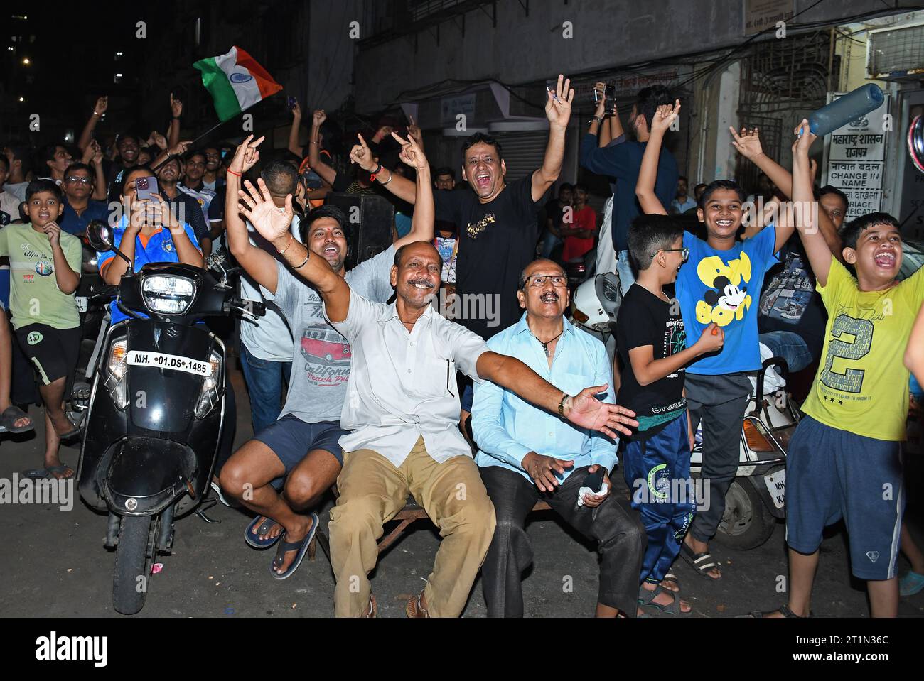 Mumbai, India. 14 ottobre 2023. I tifosi reagiscono guardando la partita di cricket su uno schermo LED (non in figura) dopo che l'India ha battuto i rivali del Pakistan durante la Coppa del mondo di cricket a Mumbai. La partita è stata giocata oggi tra gli arculisti rivali India e Pakistan allo stadio Narendra modi di Ahmedabad, dove l'India ha battuto il Pakistan per sette wicket. (Foto di Ashish Vaishnav/SOPA Images/Sipa USA) credito: SIPA USA/Alamy Live News Foto Stock