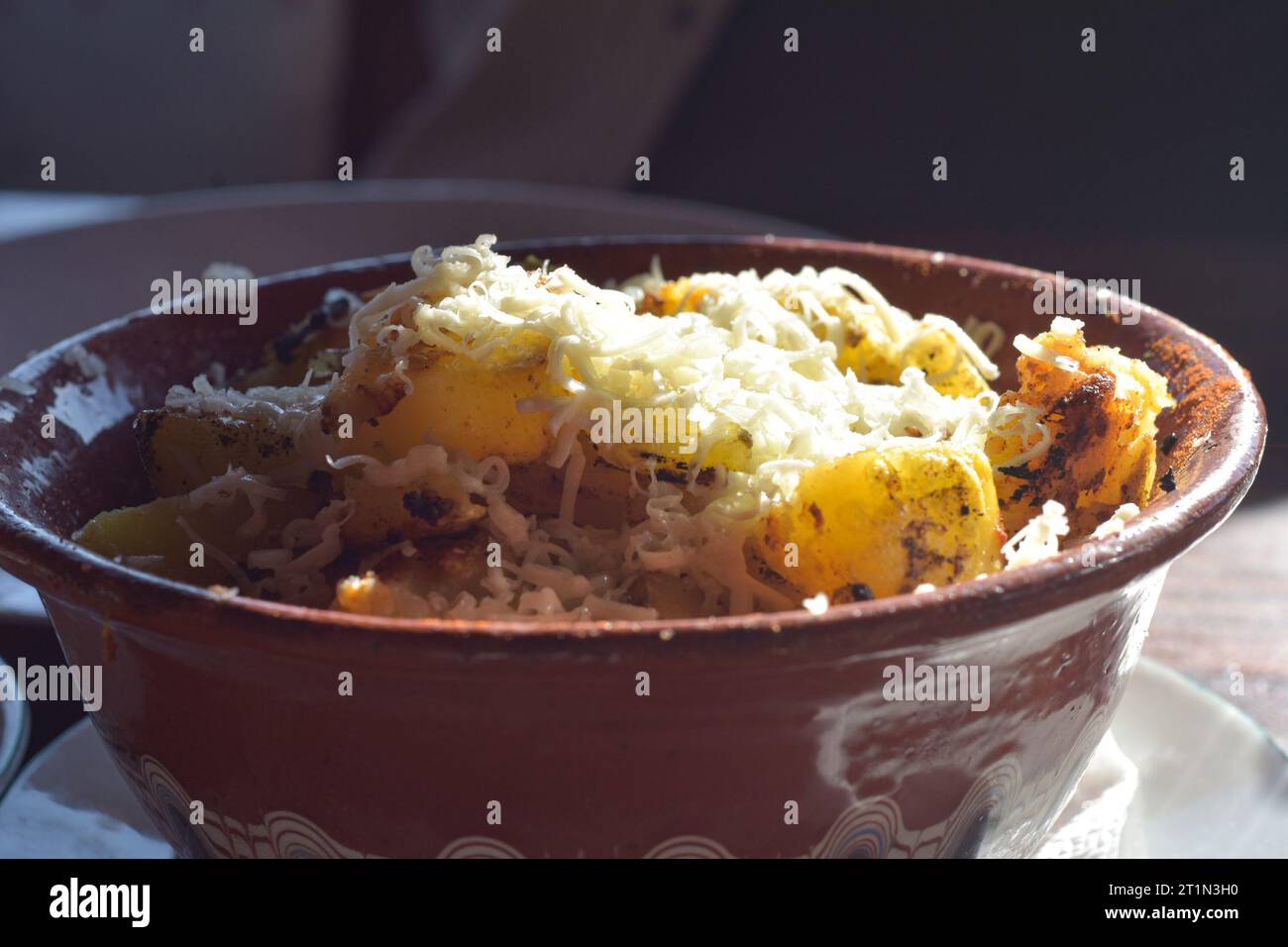 Gratin di patate con formaggio e parmigiano in una ciotola di argilla, Berovo, Macedonia Foto Stock
