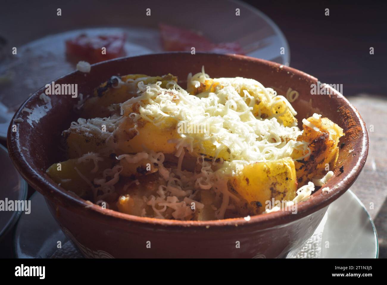 Gratin di patate con formaggio e parmigiano in una ciotola di argilla, Berovo, Macedonia Foto Stock