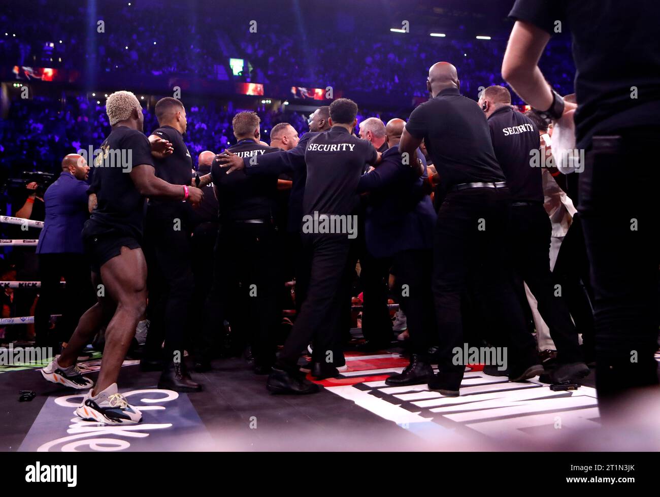 Passaggio di sicurezza tra Logan Paul e Dillon Danis durante l'evento MF e DAZN: X Series all'AO Arena di Manchester. Data immagine: Sabato 14 ottobre 2023. Foto Stock