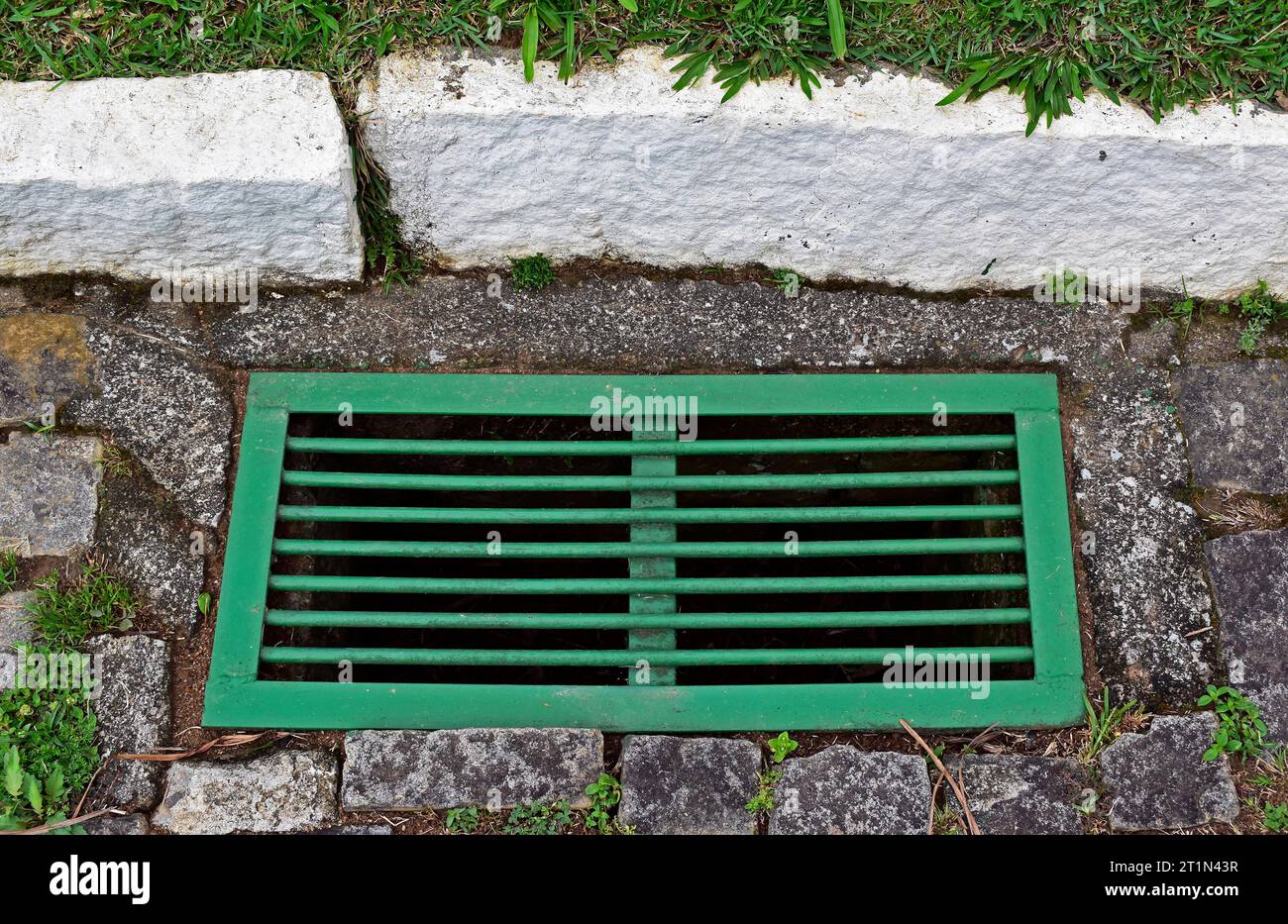 Scaricare l'acqua sulla strada a Teresopolis, Rio de Janeiro, Brasile Foto Stock