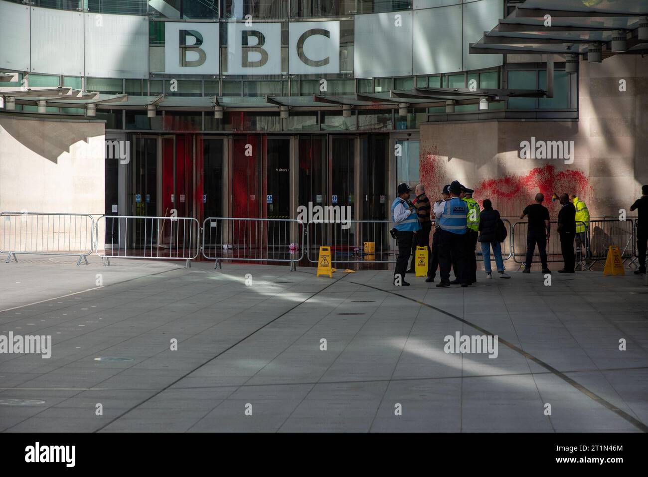 Londra, Regno Unito. 14 ottobre 2023. Polizia e lavoratori guardano all'ingresso della BBC Broadcasting House a Londra. Un gruppo pro-palestinese chiamato Palestine Action spruzzò vernice rossa all'ingresso della BBC Broadcasting House. Il gruppo di attivisti incolpa la BBC perché la sua copertura sul conflitto Israele-Hamas. La vernice rossa simboleggia la sua "complicità nel versare sangue palestinese”. Credito: SOPA Images Limited/Alamy Live News Foto Stock