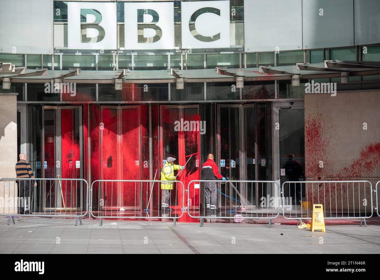 Londra, Regno Unito. 14 ottobre 2023. I lavoratori lavano via la vernice dall'ingresso della BBC Broadcasting House a Londra. Un gruppo pro-palestinese chiamato Palestine Action spruzzò vernice rossa all'ingresso della BBC Broadcasting House. Il gruppo di attivisti incolpa la BBC perché la sua copertura sul conflitto Israele-Hamas. La vernice rossa simboleggia la sua "complicità nel versare sangue palestinese”. Credito: SOPA Images Limited/Alamy Live News Foto Stock