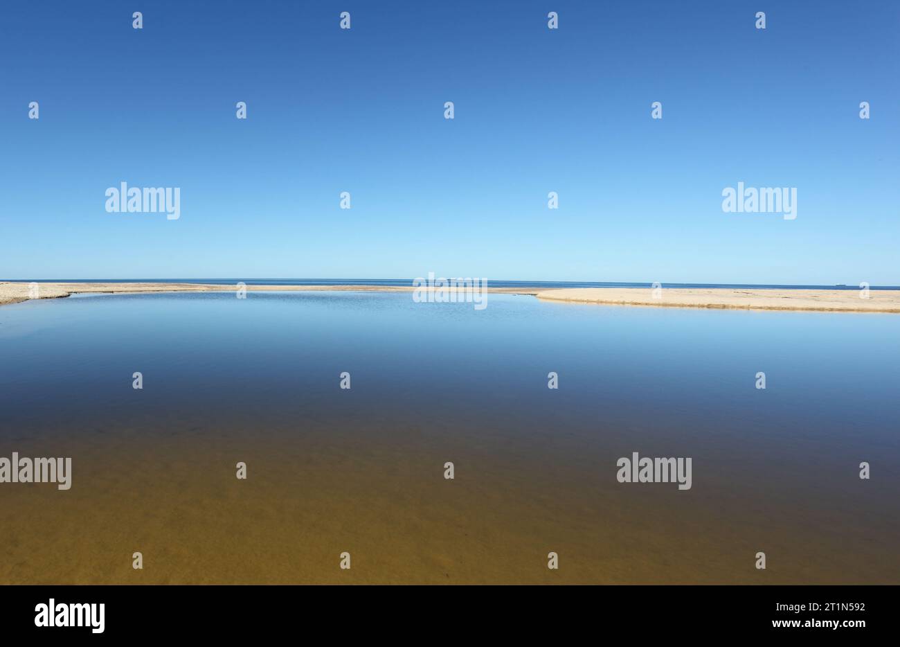 Una laguna costiera in una giornata di sole e ferme. Burwood Beach - Newcastle Australia Foto Stock