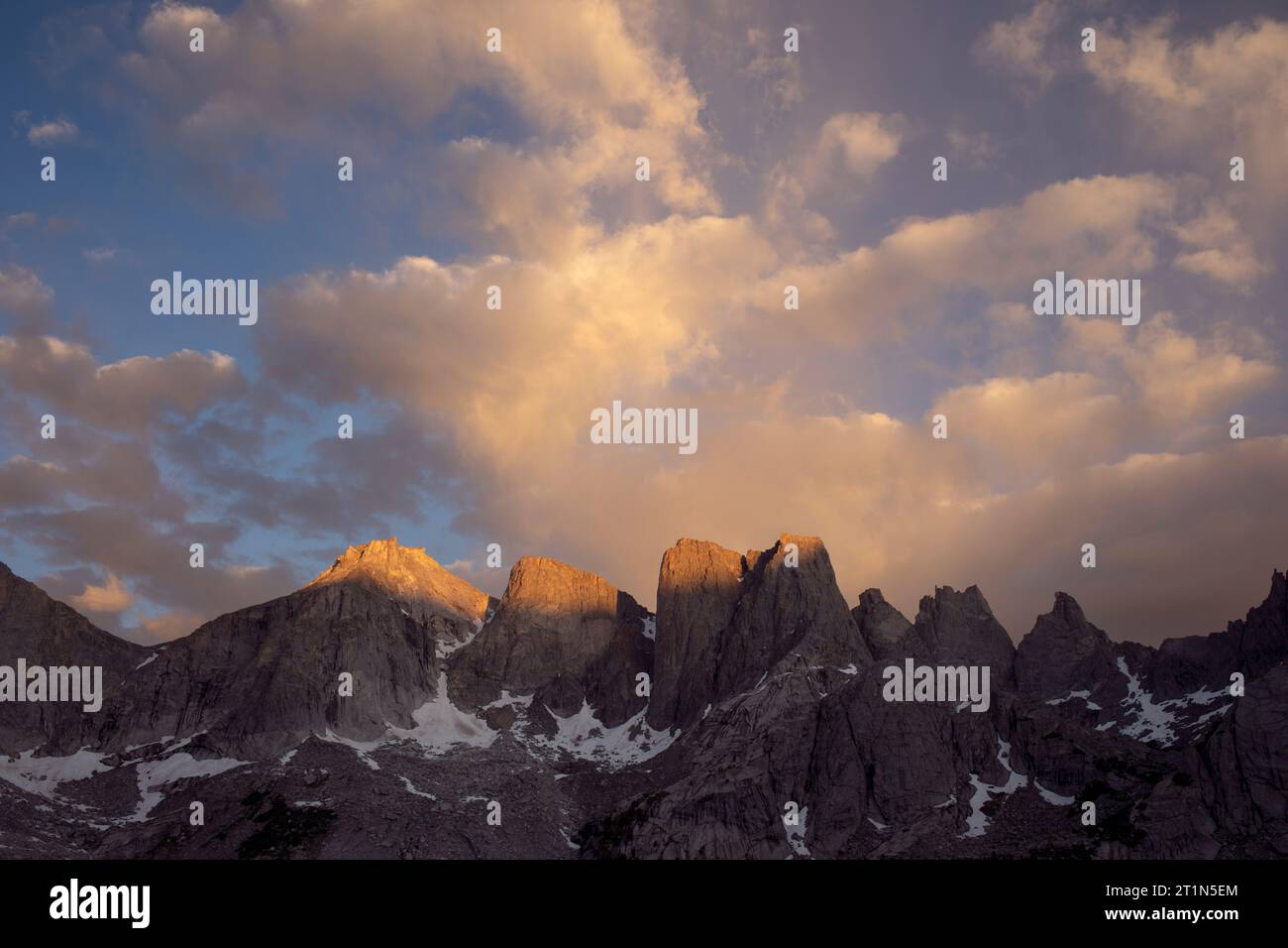 WY05444-00....WYOMING -prima luce dell'alba sul Cirque of the Towers dal Jackass Pass, Popo Agie Wilderness, Shoshone National Forest. Foto Stock