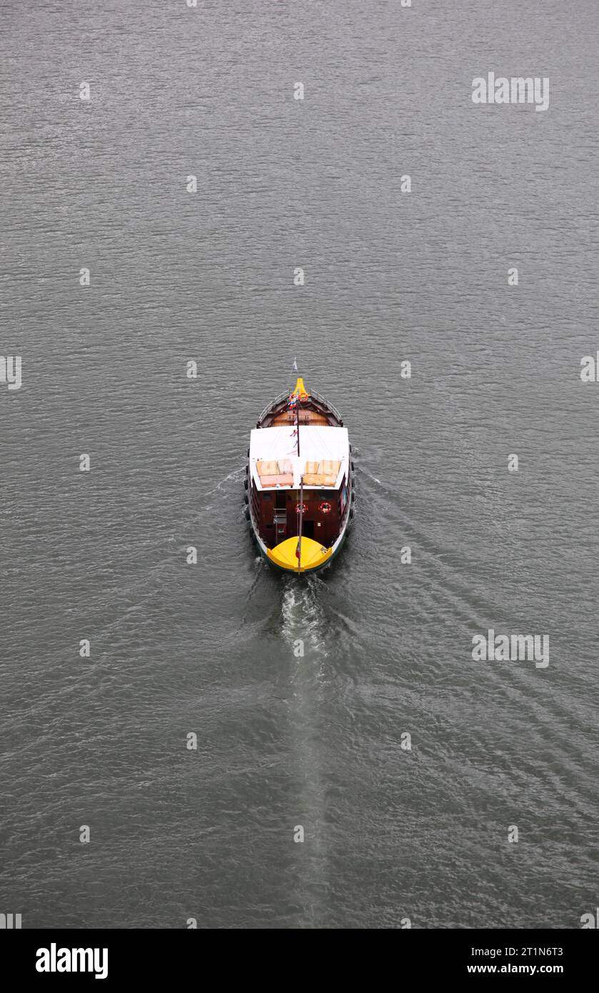 Una barca turistica sul fiume Douro a Porto Portogallo. Questo fiume conduce da Oporto fino alla valle dove vengono coltivate le uve Port Foto Stock