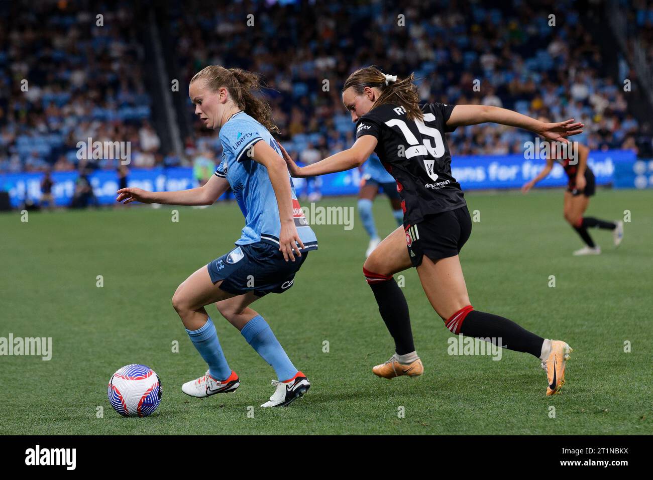 Sydney, Australia. 14 ottobre 2023. Cushla Rue dei Western Sydney Wanderers compete per il ballo con Shay Hollman del Sydney FC durante il Liberty A-League Rd1 tra il Sydney FC e il Western Sydney Wanderers all'Allianz Stadium il 14 ottobre 2023 a Sydney, Australia Credit: IOIO IMAGES/Alamy Live News Foto Stock