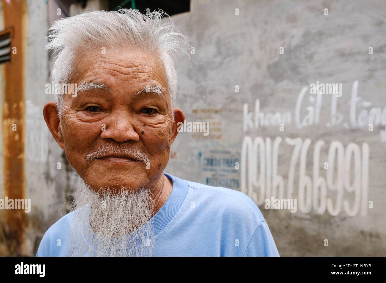 Anziani, villaggio di Long Khe, Vietnam, provincia di Bac Ninh. Foto Stock