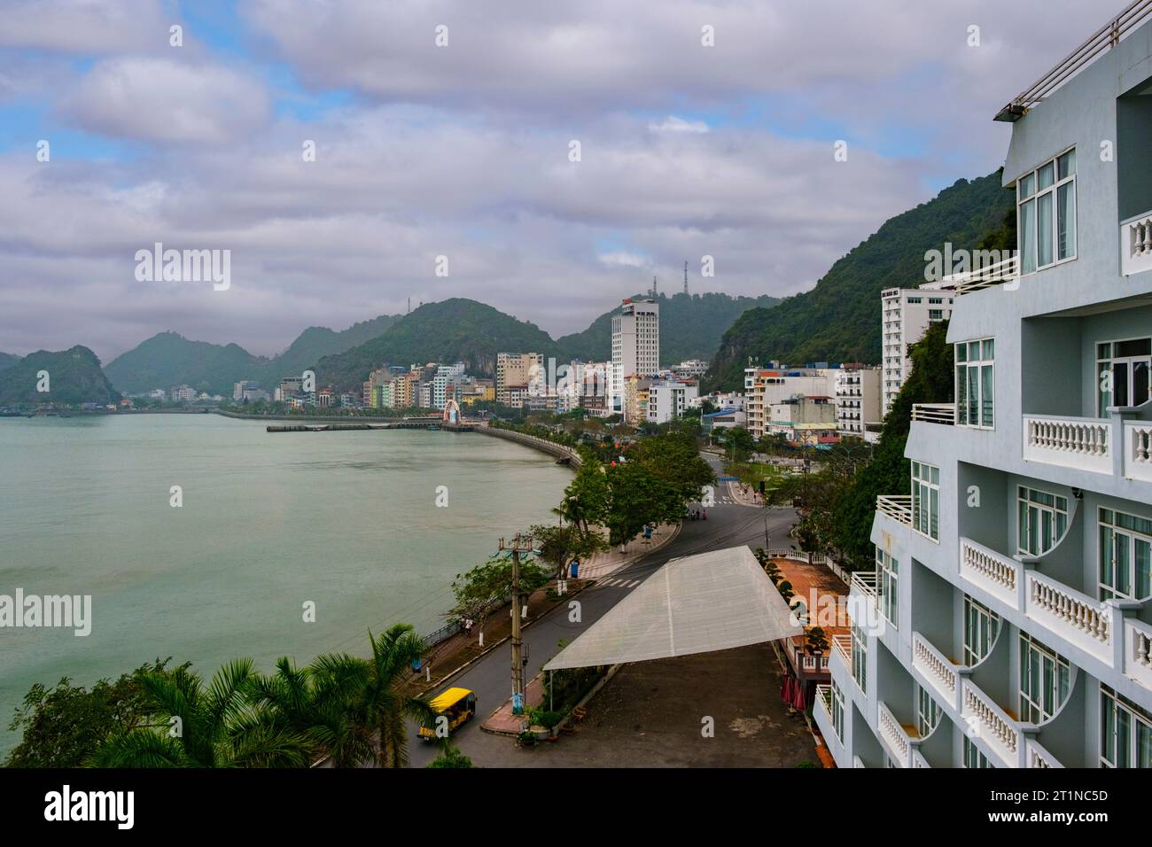 Cat Ba, Vietnam. Vista di Cat Ba dall'Hung Long Hotel. Foto Stock