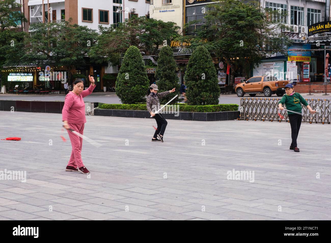 Cat Ba, Vietnam. Donne che eseguono esercizi mattutini. Foto Stock