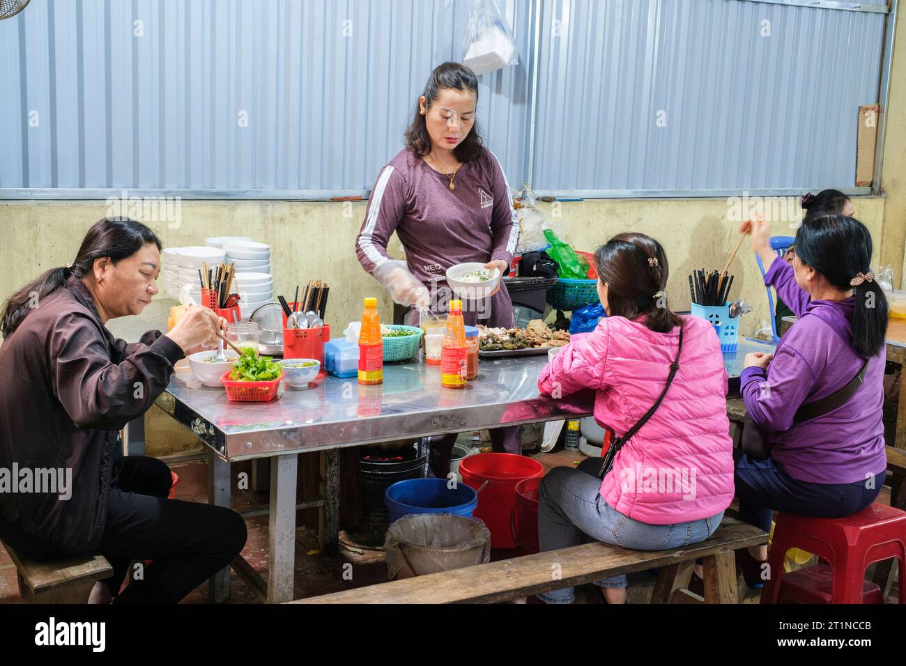 Cat Ba, Vietnam. Colazione mattutina presso Vendor's Stand in Market. Foto Stock