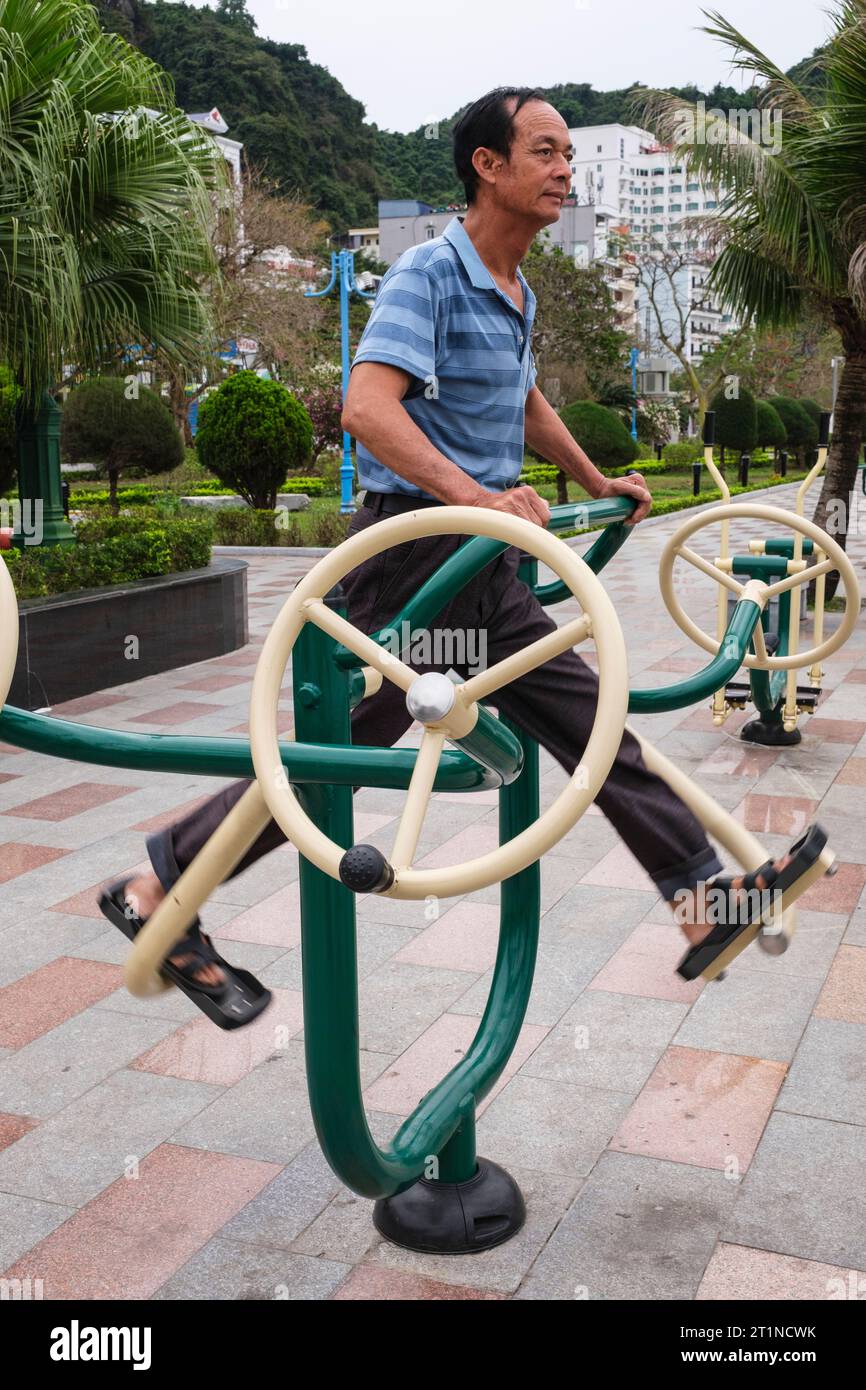 Cat Ba, Vietnam. Esercizio mattutino su attrezzature pubbliche. Foto Stock