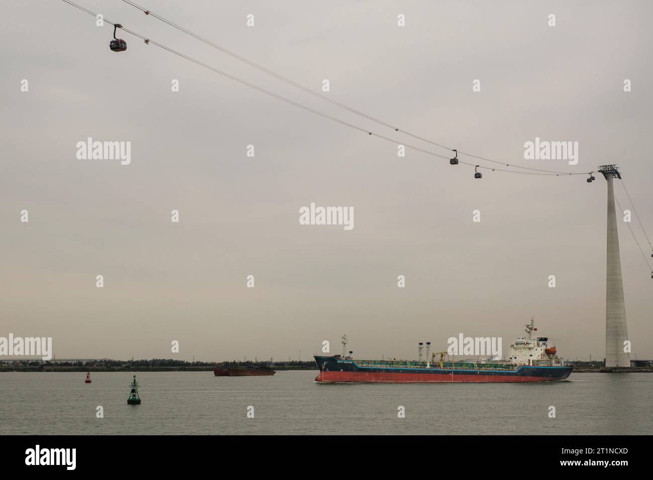 Cap Treo Cable Gondola, da Cat Ba Island a Haiphong, ha Long Bay, Vietnam. Foto Stock