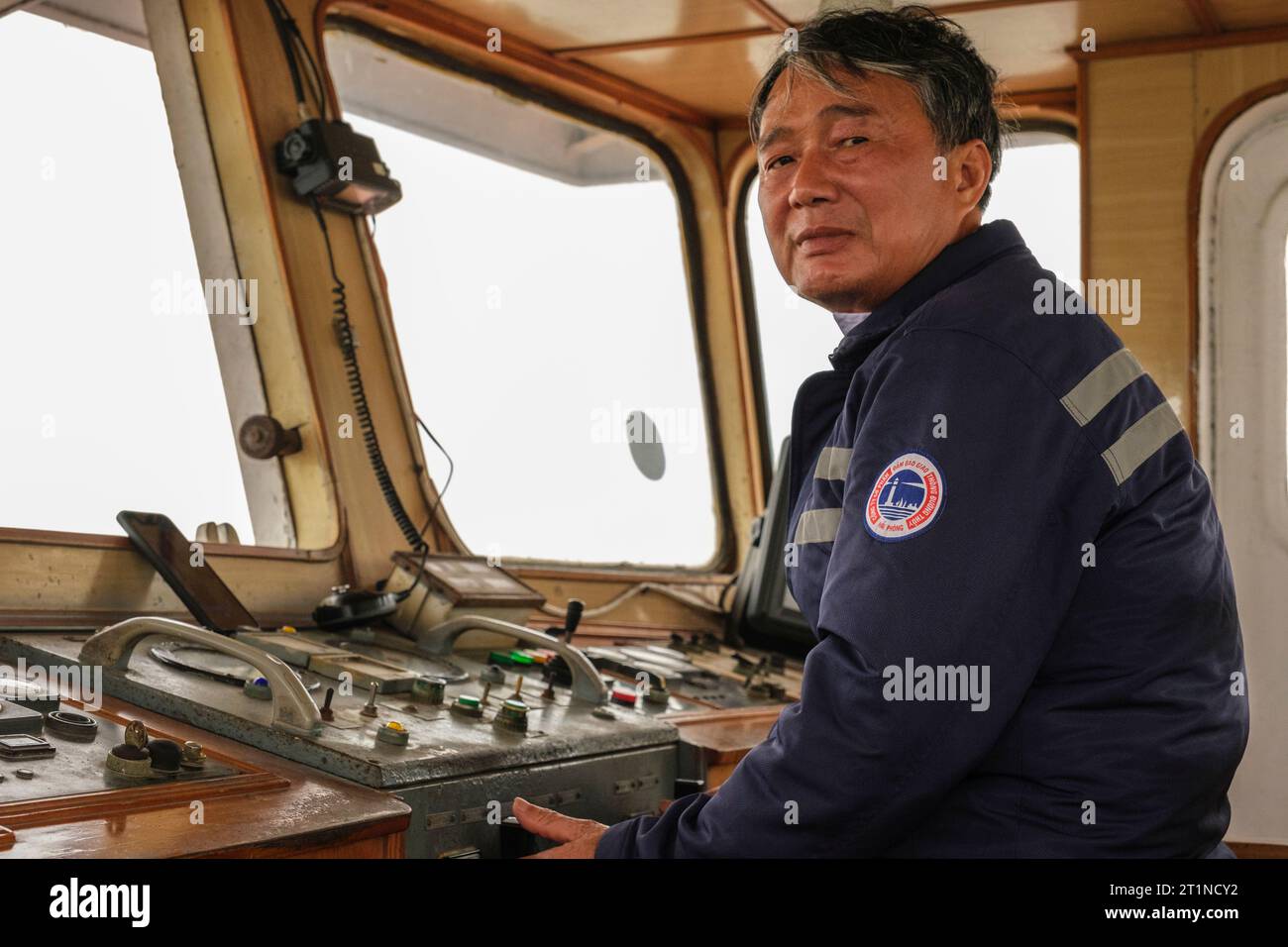 Traghetto Capitano di veicolo tra l'Isola di Cat Ba e Haiphong, Vietnam. Foto Stock