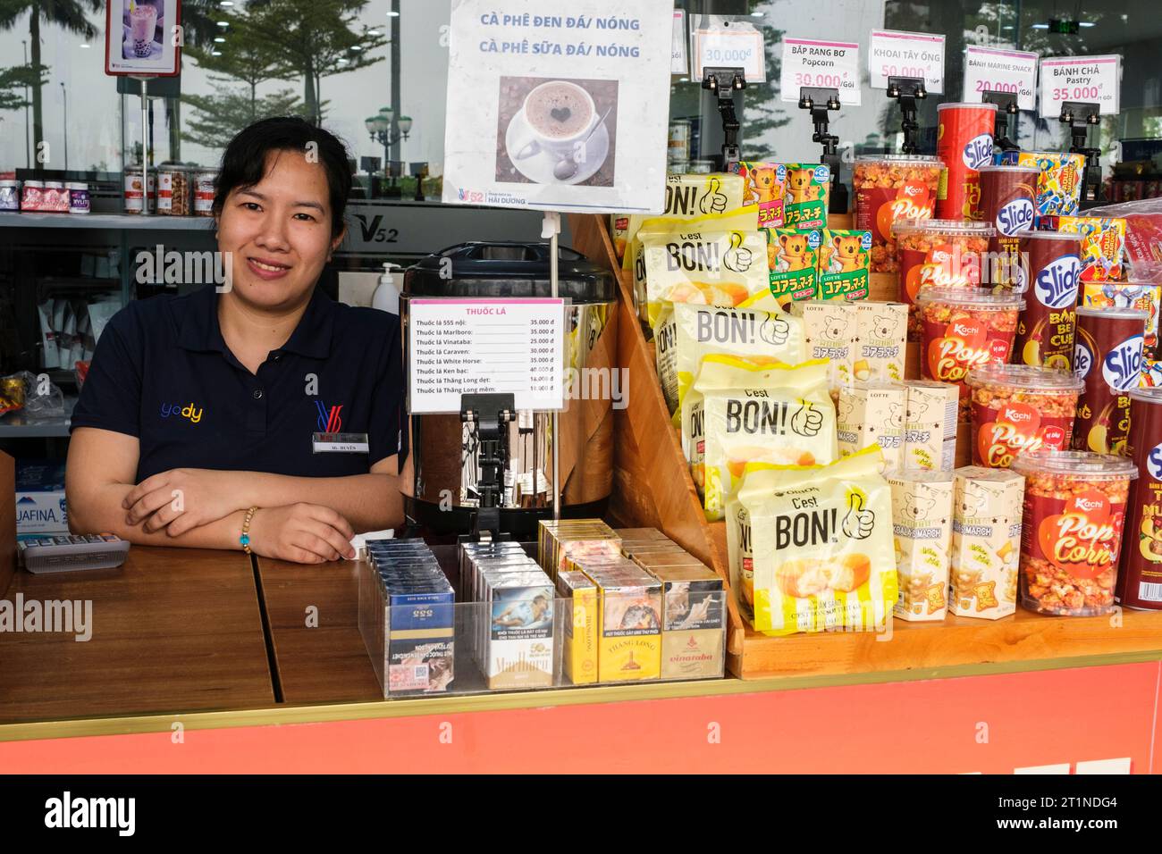 Il venditore al Roadside Rest Stop tra Hanoi e Lao Cai, Vietnam, vende spuntini e bevande. Foto Stock