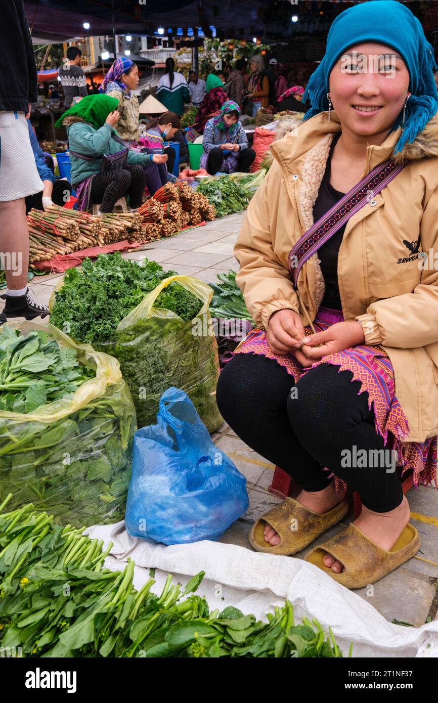 BAC ha Sunday Market, Vietnam. La giovane Hmong che vende i Verdi. Provincia di Lao Cai. Foto Stock