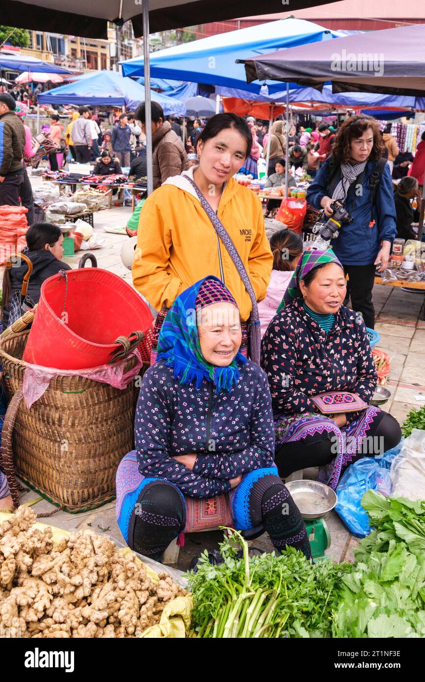 BAC ha Sunday Market, Vietnam. Hmong Women. Provincia di Lao Cai. Foto Stock