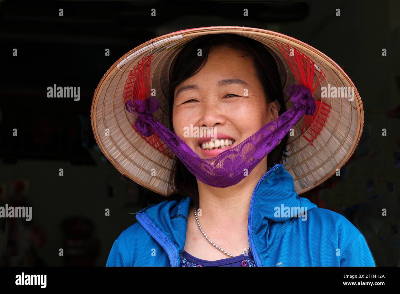Long Khe, provincia di Bac Ninh, Vietnam. Village Woman con tradizionale cappello conico. Foto Stock