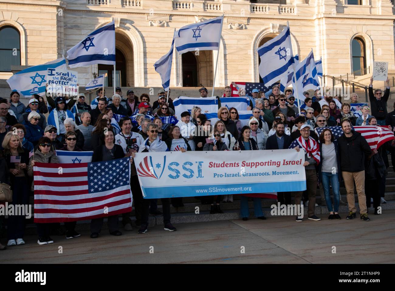 St Paul, Minnesota. Persone di tutte le età si riuniscono al campidoglio per mostrare sostegno a Israele e chiedere la fine del terrorismo. Foto Stock