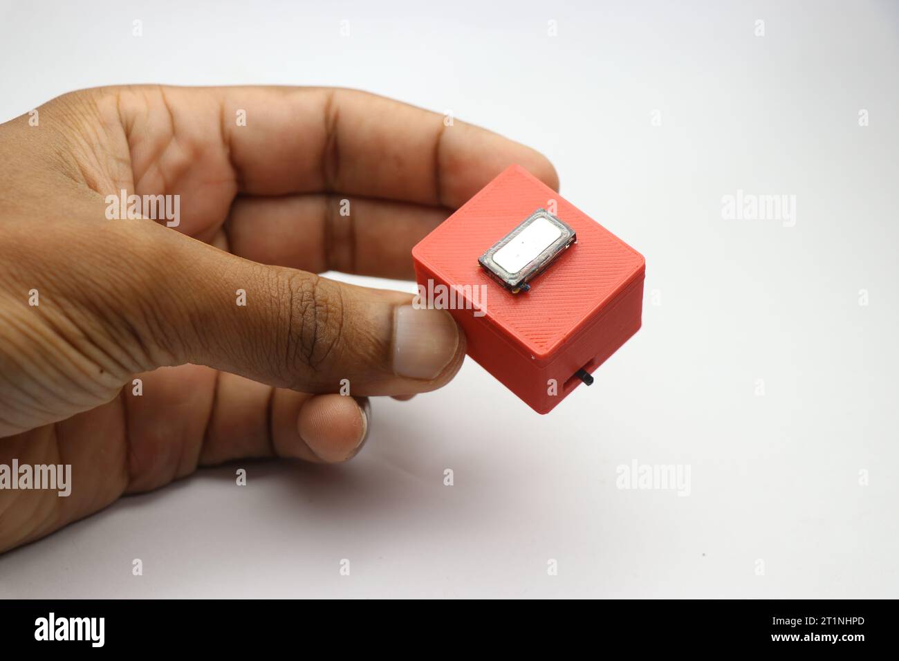 Piccolo altoparlante Bluetooth tenuto in mano. Altoparlanti moderni realizzati a casa utilizzando la tecnologia di stampa 3d. Foto Stock