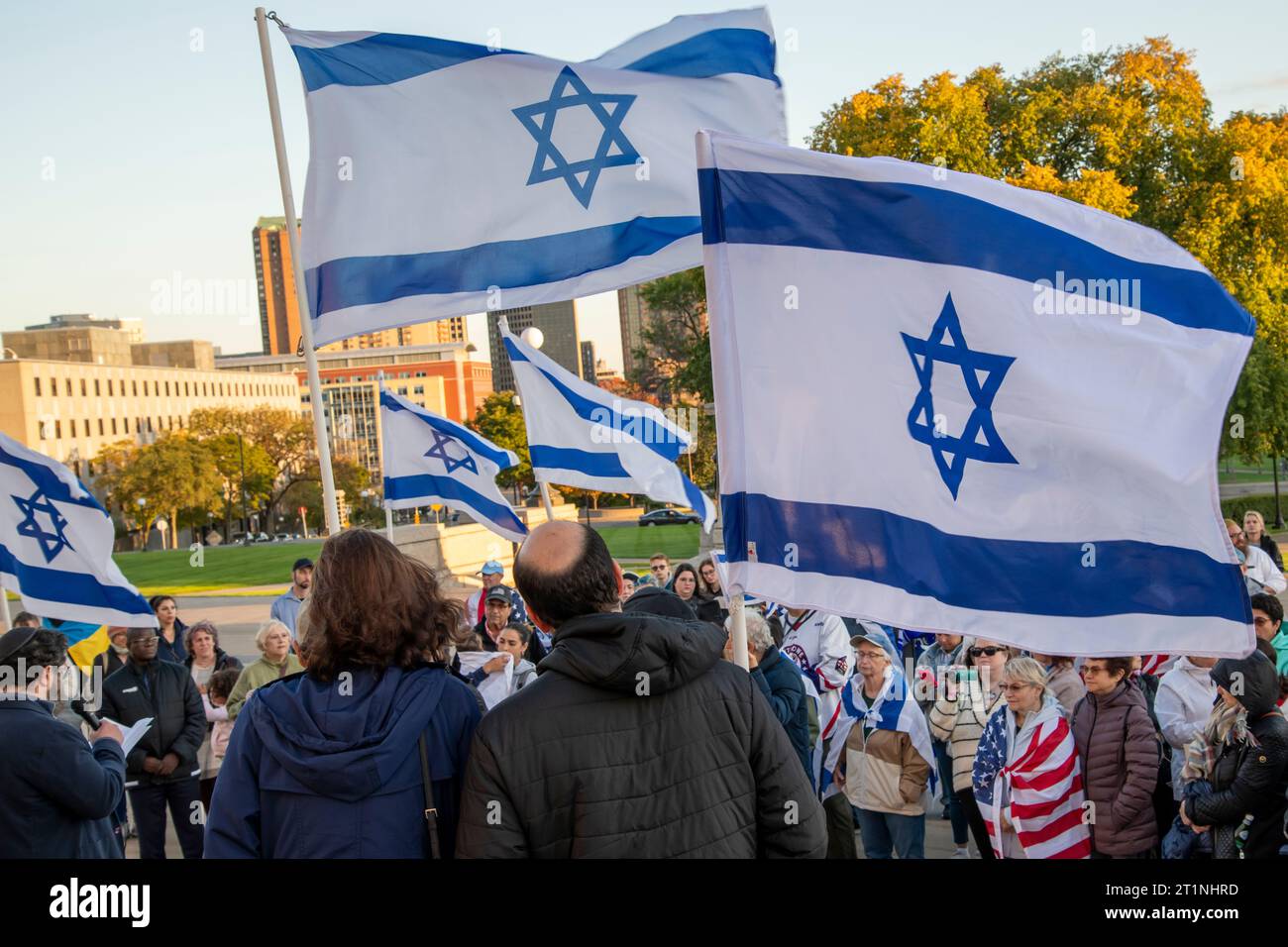 St Paul, Minnesota. Persone di tutte le età si riuniscono al campidoglio per mostrare sostegno a Israele e chiedere la fine del terrorismo. Ascolto di gruppo Foto Stock