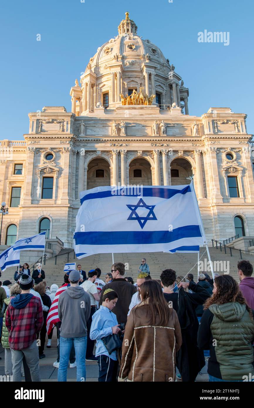 St Paul, Minnesota. Persone di tutte le età si riuniscono al campidoglio per mostrare sostegno a Israele e chiedere la fine del terrorismo. Ascolto di gruppo t Foto Stock