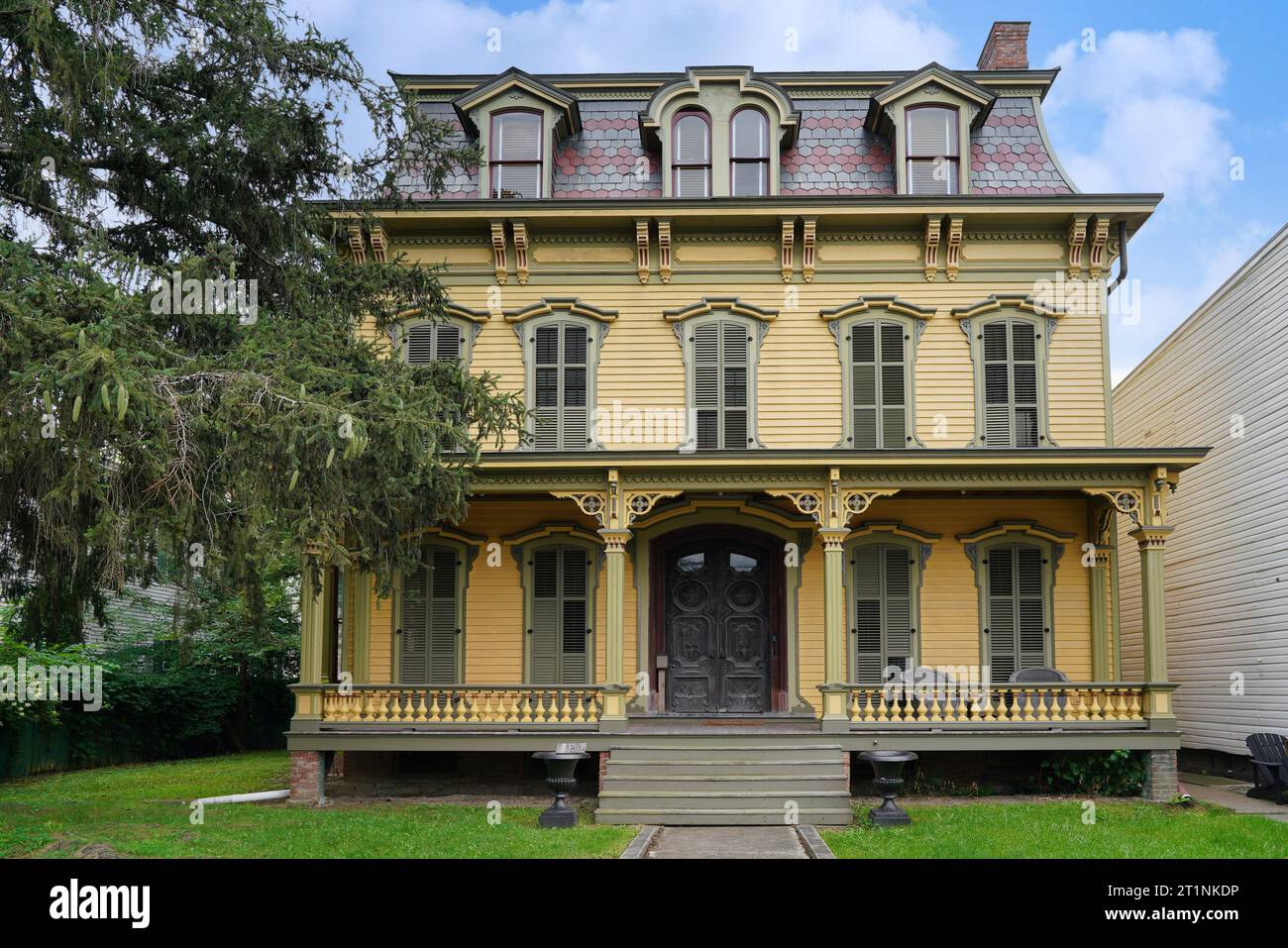 Casa americana ornata del XIX secolo con veranda a tutta larghezza Foto Stock
