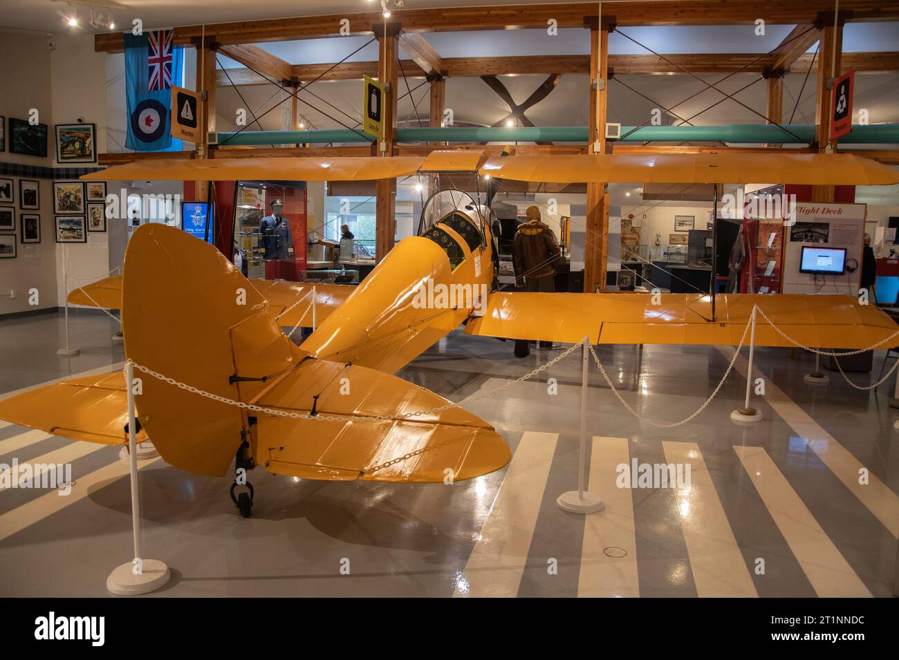 1942 deHavilland Tiger Moth velivoli da addestramento all'interno del North Atlantic Aviation Museum di Gander, Terranova e Labrador, Canada Foto Stock