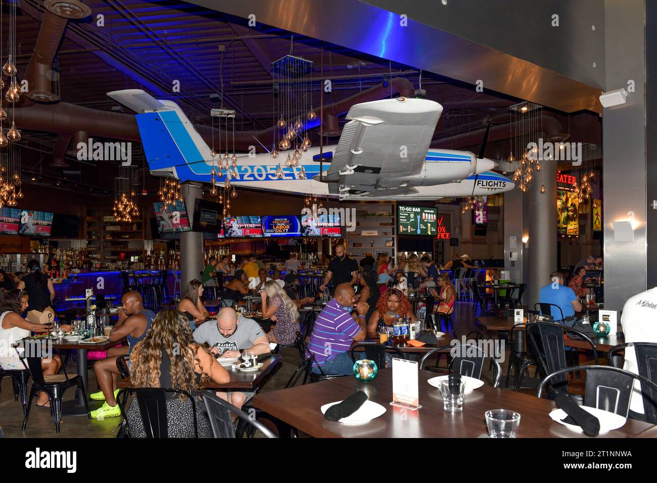 Nevada USA 6 settembre 2021 Un piccolo aereo pende sopra il ristorante Flights situato nella Suite 350 del Miracle Mile Shops di Las Vegas Foto Stock