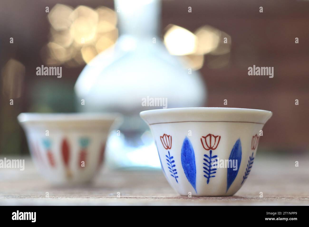 Due tazze di caffè tradizionali libanesi insieme a una caraffa d'acqua in vetro, ebrik. Foto Stock