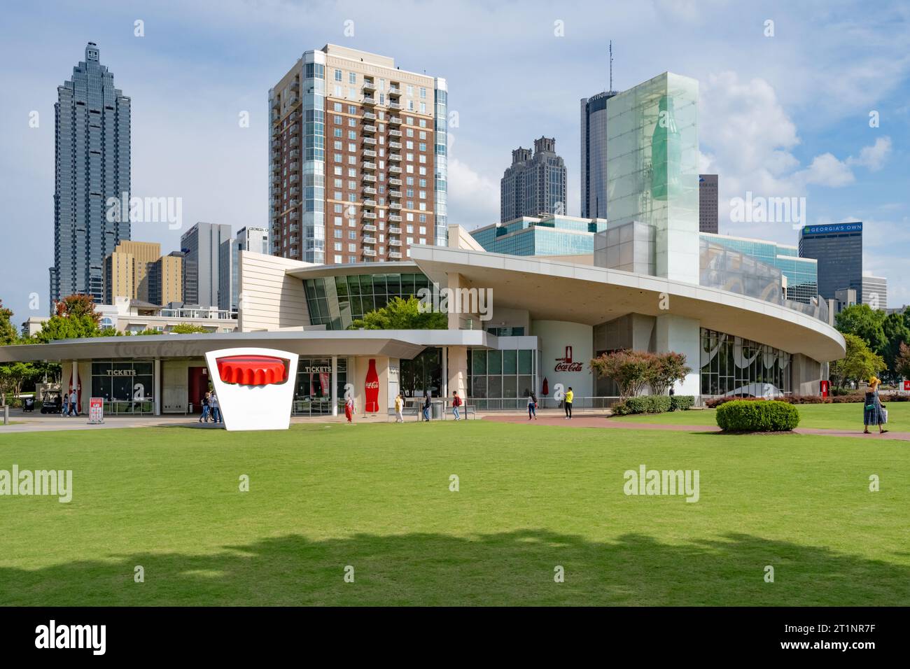 World of Coca-Cola Museum con vista dello skyline di Atlanta nel centro di Atlanta, Georgia. (USA) Foto Stock