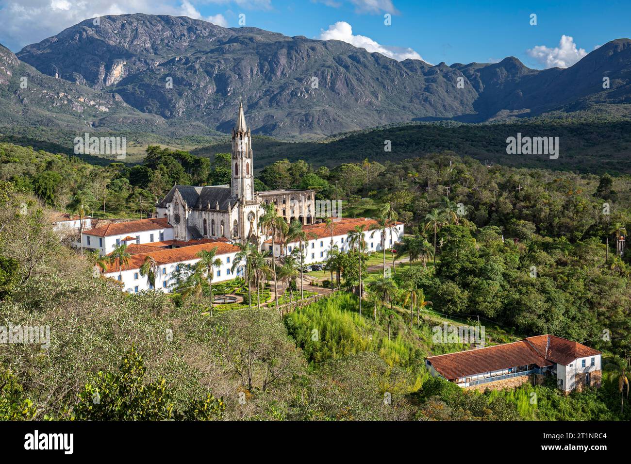 Vista aerea del Santuario di Caraca con montagne e cielo blu sullo sfondo, Minas Gerais, Brasile Foto Stock