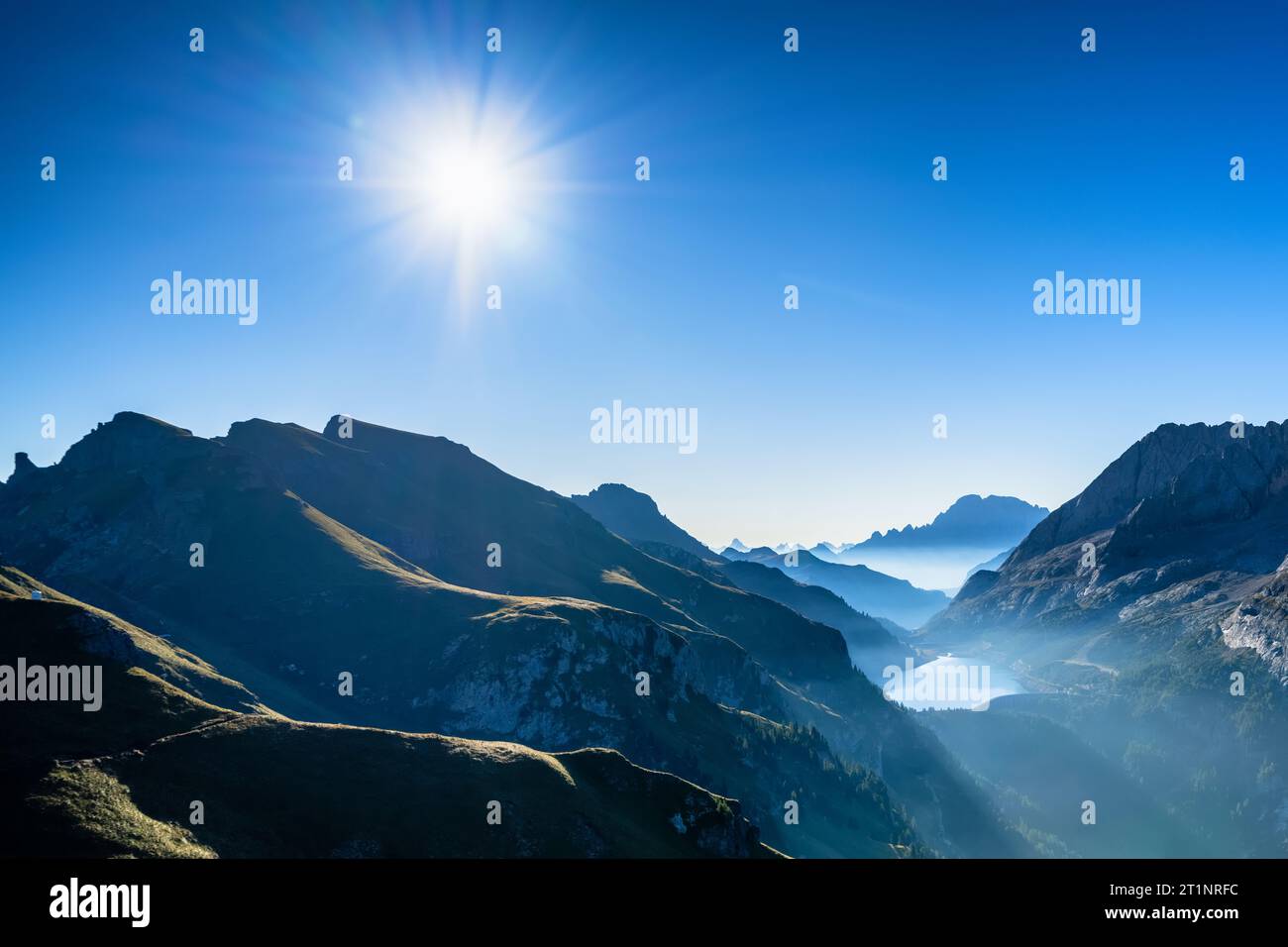 Una mattinata soleggiata sulle Dolomiti, guardando verso il Lago di Fedaia, Italia Foto Stock