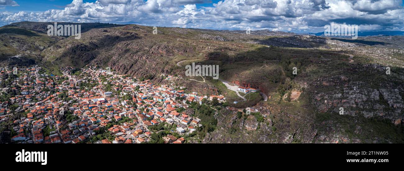 Vista aerea panoramica con sole, ombra, suggestivo cielo della parte nord-est della storica città di Diamantina, Minas Gerais, Brasile Foto Stock