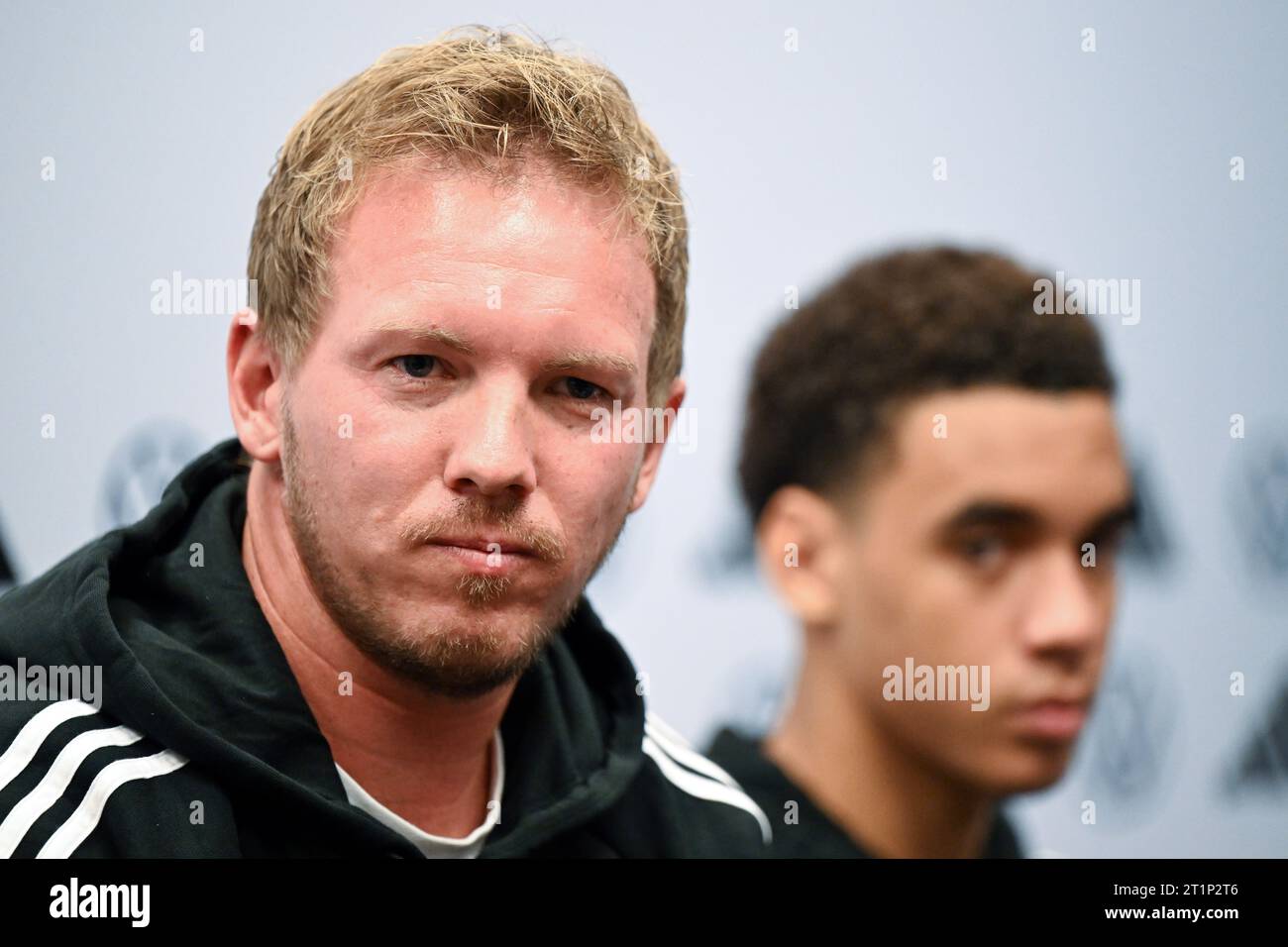 Hartford, USA. 14 ottobre 2023. Calcio: Nazionale, prima della partita internazionale contro gli Stati Uniti. Conferenza stampa Germania. L'allenatore nazionale tedesco Julian Nagelsmann (l) e Jamal Musiala rispondono alle domande dei giornalisti. Credito: Federico Gambarini/dpa - NOTA IMPORTANTE: conformemente ai requisiti della DFL Deutsche Fußball Liga e della DFB Deutscher Fußball-Bund, è vietato utilizzare o far utilizzare fotografie scattate nello stadio e/o della partita sotto forma di immagini di sequenza e/o serie di foto simili a video./dpa/Alamy Live News Foto Stock