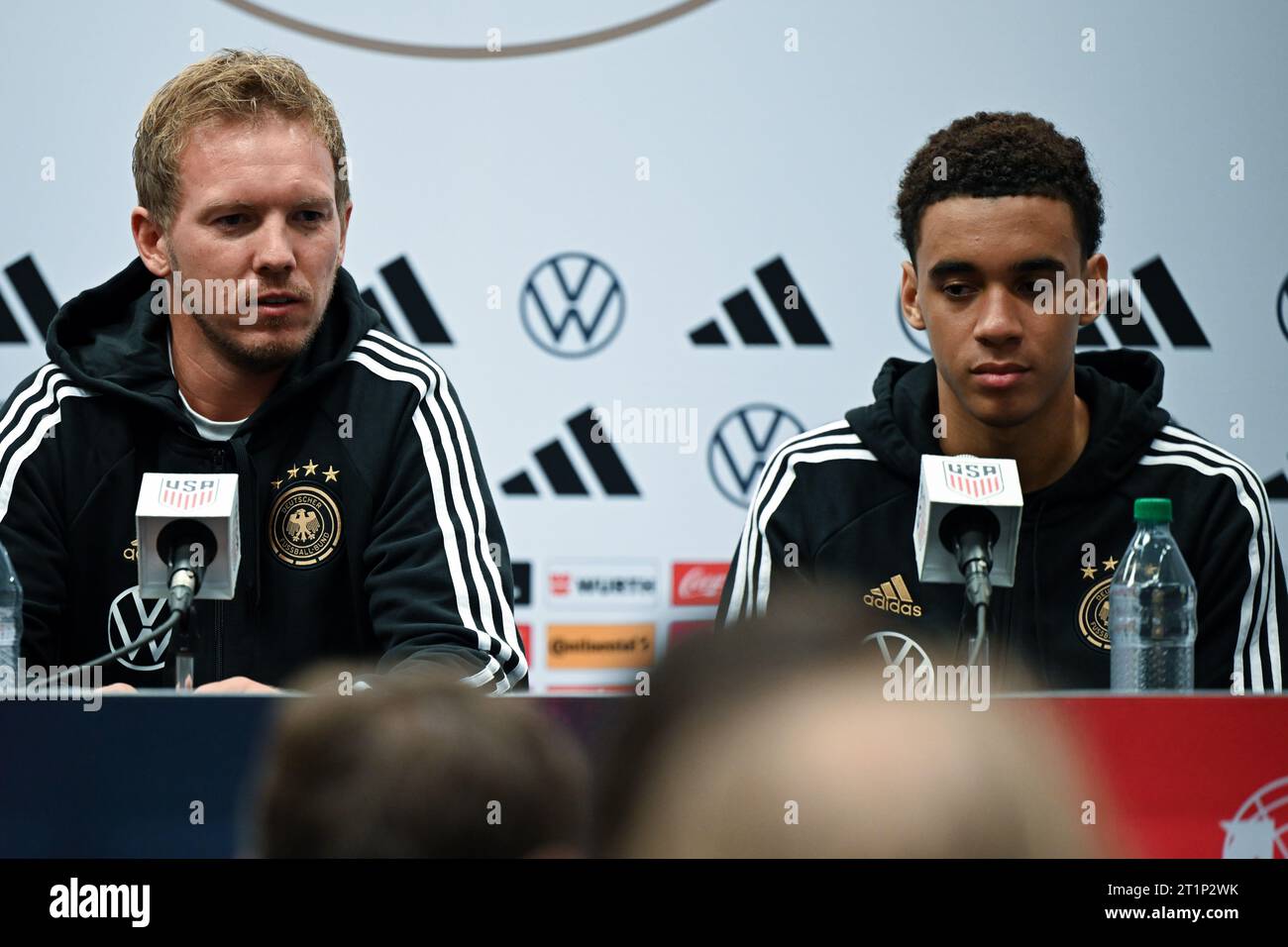 Hartford, USA. 14 ottobre 2023. Calcio: Nazionale, prima della partita internazionale contro gli Stati Uniti. Conferenza stampa Germania. L'allenatore nazionale tedesco Julian Nagelsmann (l) e Jamal Musiala rispondono alle domande dei giornalisti. Credito: Federico Gambarini/dpa - NOTA IMPORTANTE: conformemente ai requisiti della DFL Deutsche Fußball Liga e della DFB Deutscher Fußball-Bund, è vietato utilizzare o far utilizzare fotografie scattate nello stadio e/o della partita sotto forma di immagini di sequenza e/o serie di foto simili a video./dpa/Alamy Live News Foto Stock