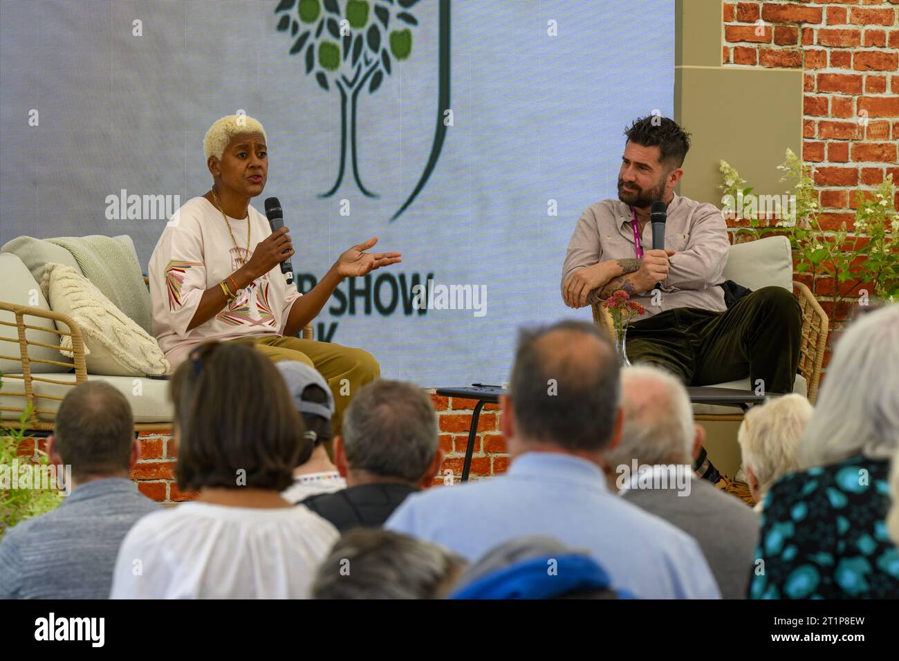 Il presentatore Gardeners' World Arit Anderson e Michael Perry (Mr Plant Geek) danno consigli di un esperto - RHS Flower Show Tatton Park 2023, Cheshire, Inghilterra, Regno Unito. Foto Stock