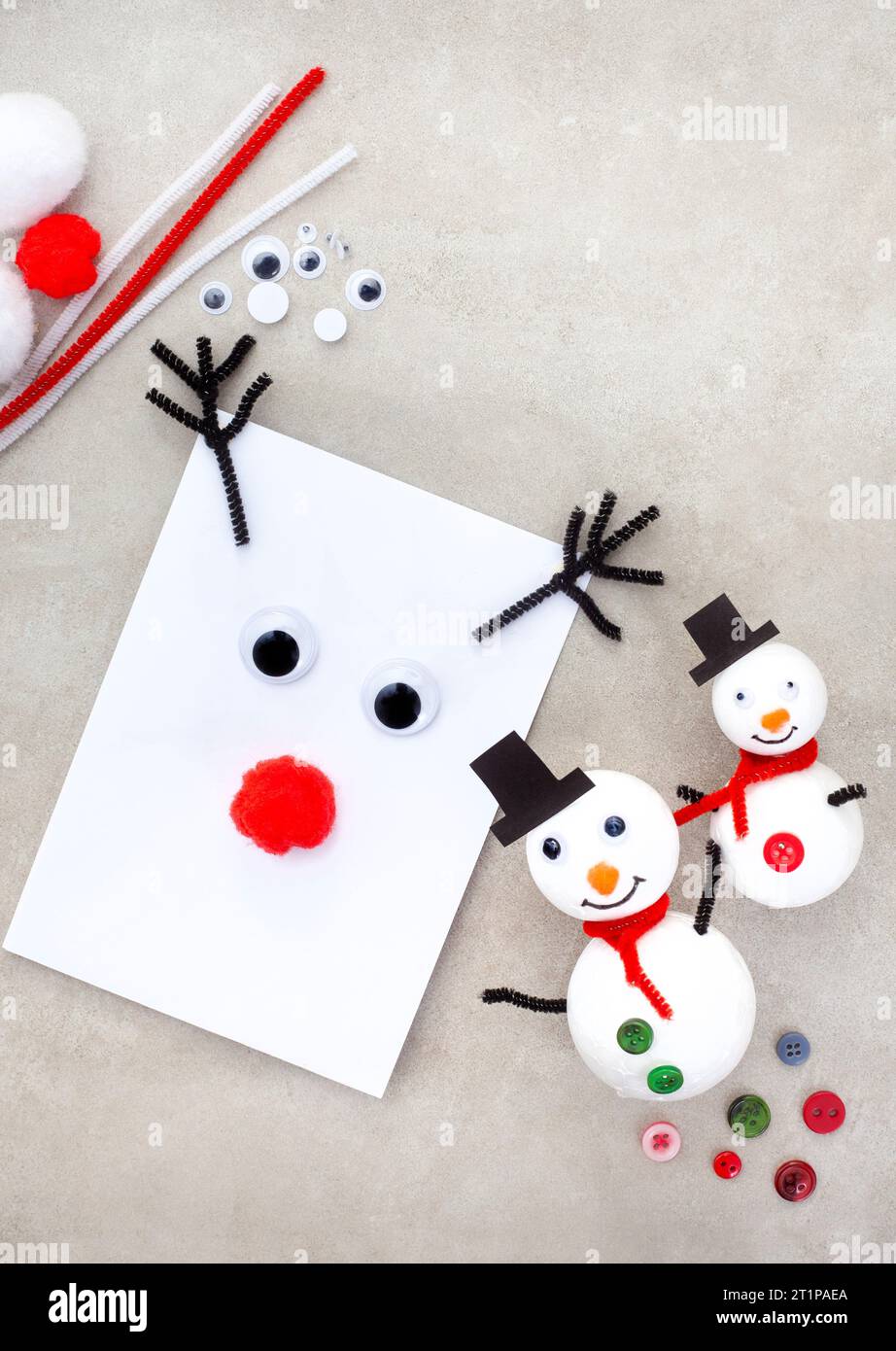Artigianato natalizio Snowman con carta renna Foto Stock