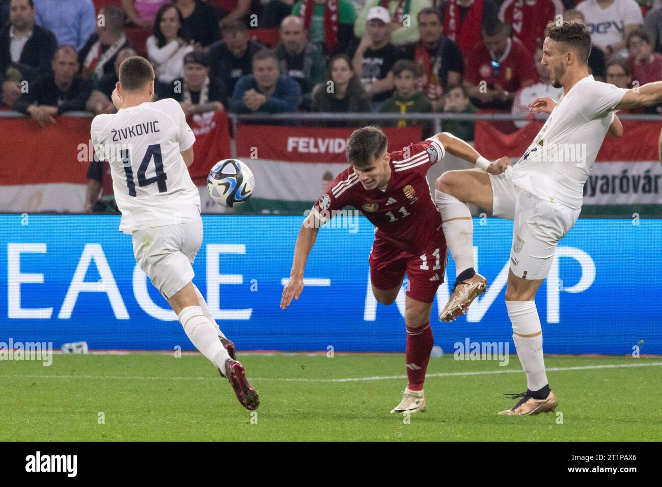 Budapest. 14 ottobre 2023. Andrija Zivkovic (L) e Strahinja Erakovic (R) della Serbia gareggiano con Milos Kerkez durante la partita di qualificazione al girone G di UEFA Euro 2024 tra Ungheria e Serbia a Budapest, in Ungheria, il 14 ottobre 2023. Crediti: Attila Volgyi/Xinhua/Alamy Live News Foto Stock