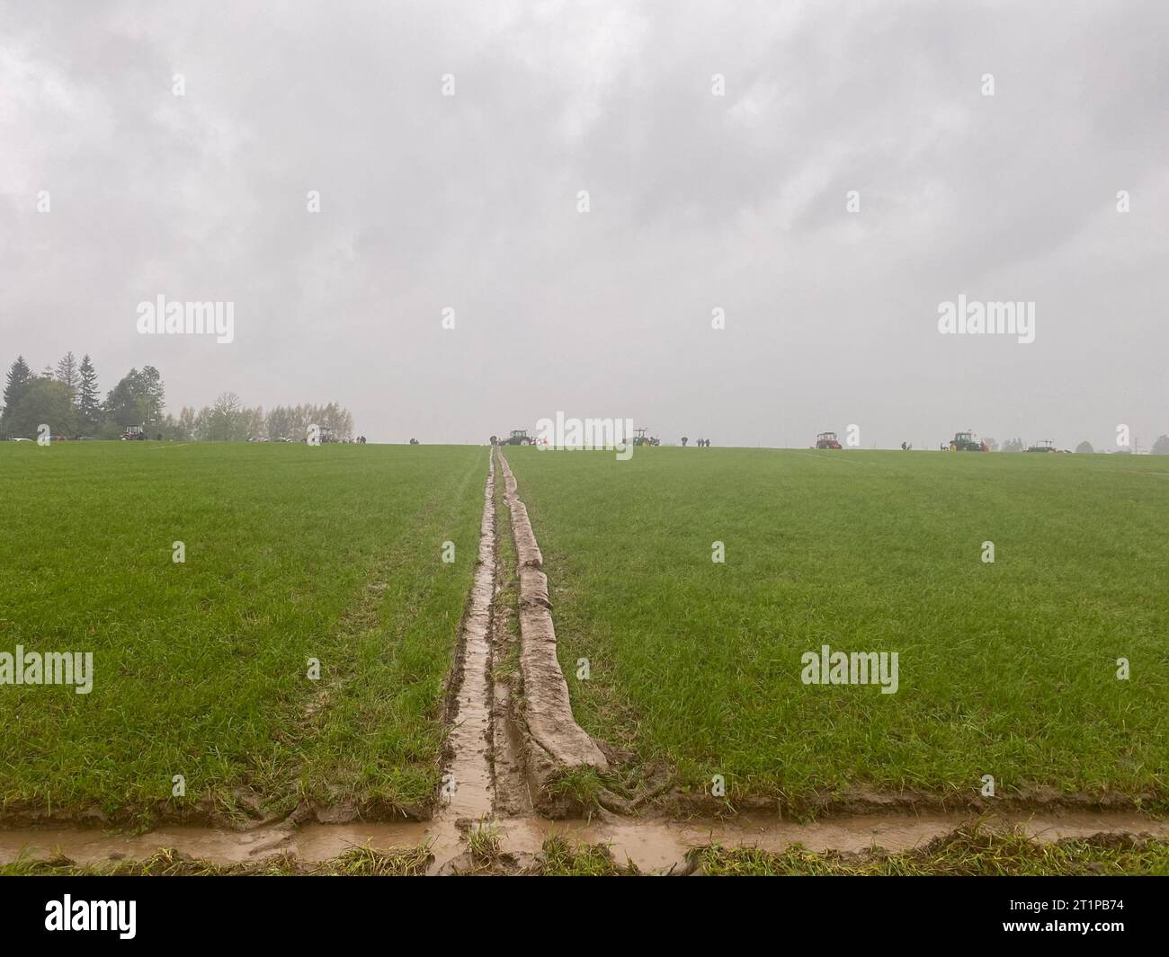 Kuldiga, Lettonia. 14 ottobre 2023. Un solco trainato al concorso "aratura su prati". I migliori aratoi del mondo gareggiano in Lettonia questo fine settimana. Credito: Alexander Welscher/dpa/Alamy Live News Foto Stock