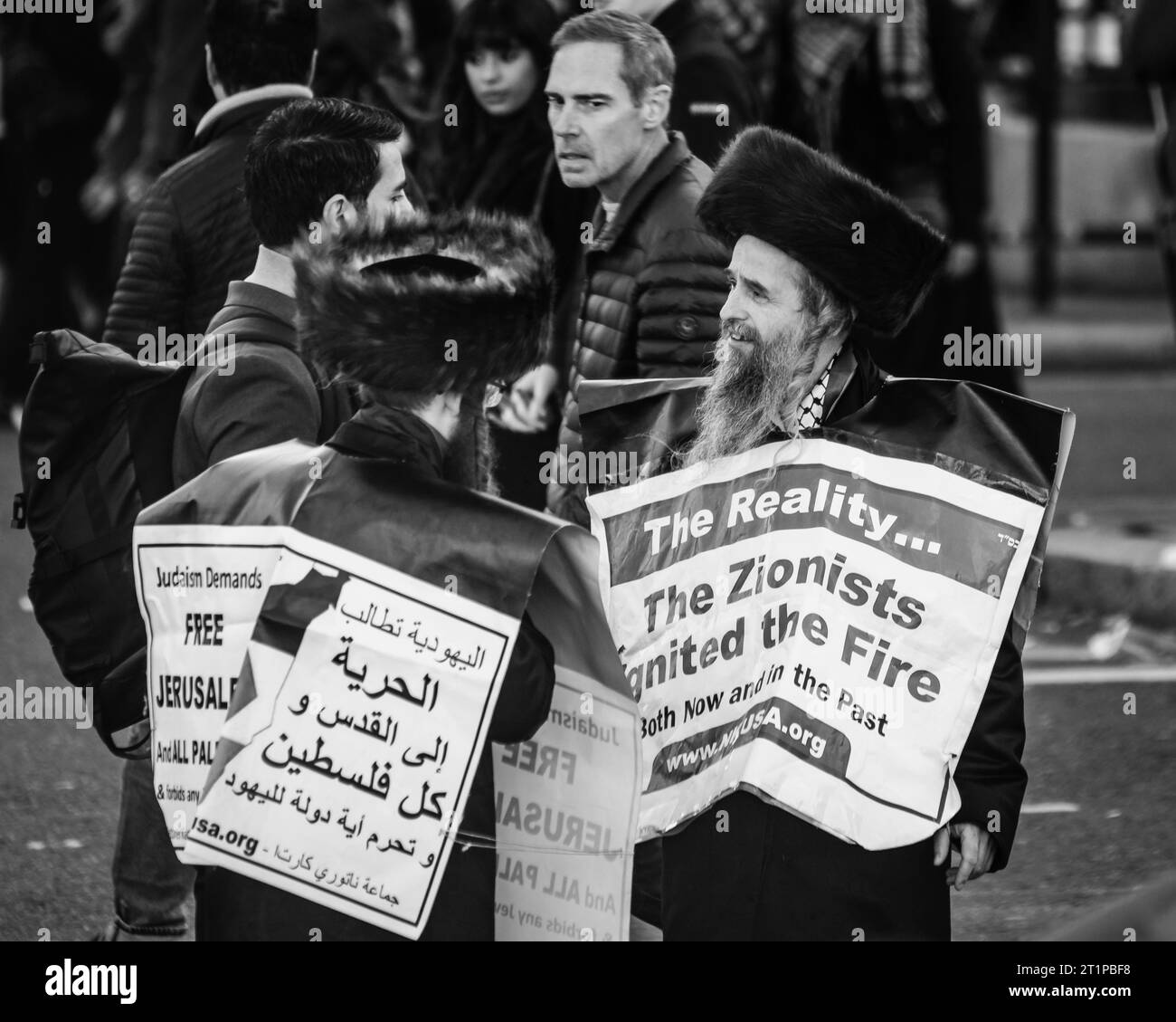 ebrei haredi anti-sionisti e pro-palestinesi alla marcia a Londra. Foto Stock