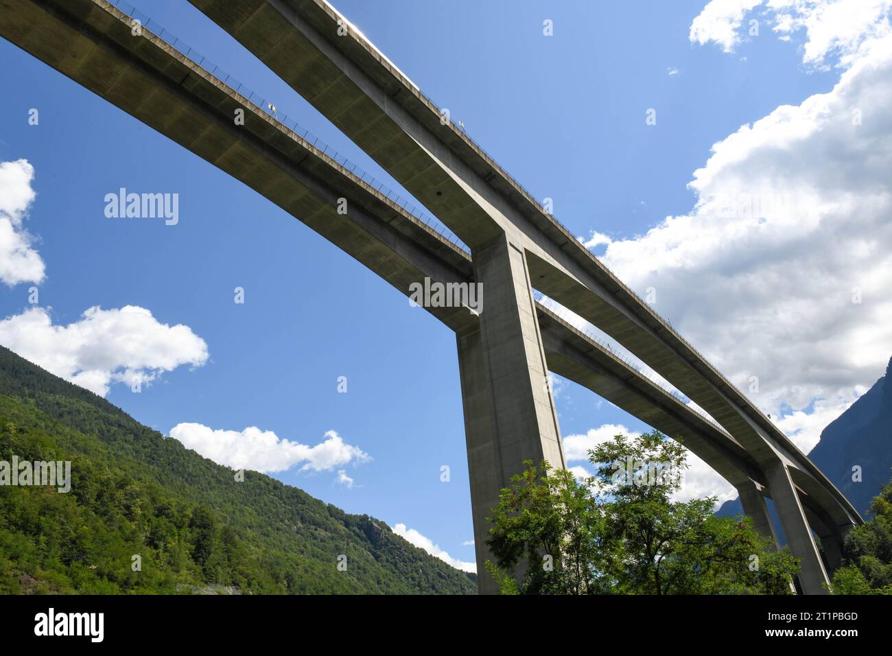 Ponte autostradale vicino a Faido sulle alpi svizzere Foto Stock